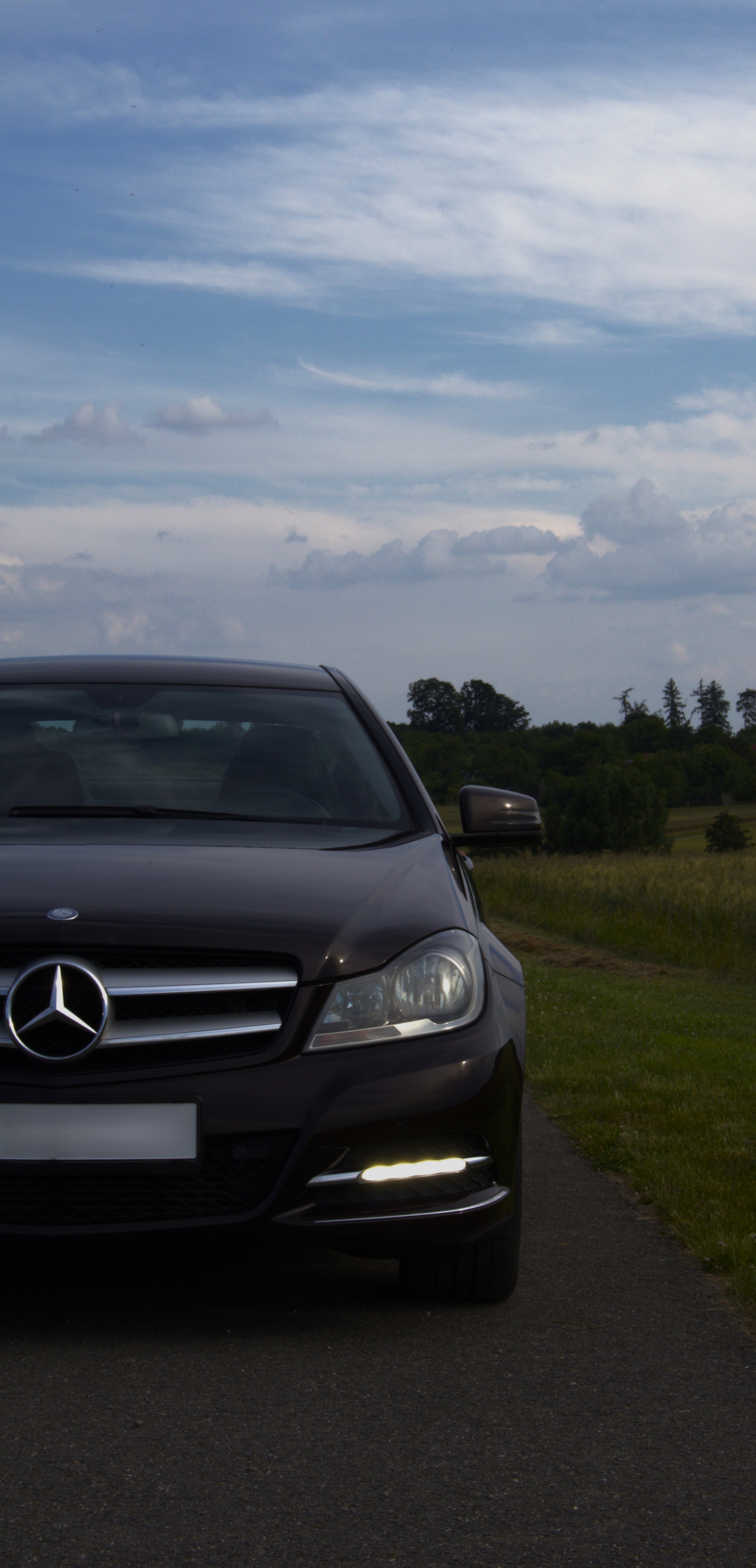 Čelní pohled na Mercedes-Benz na venkovské cestě